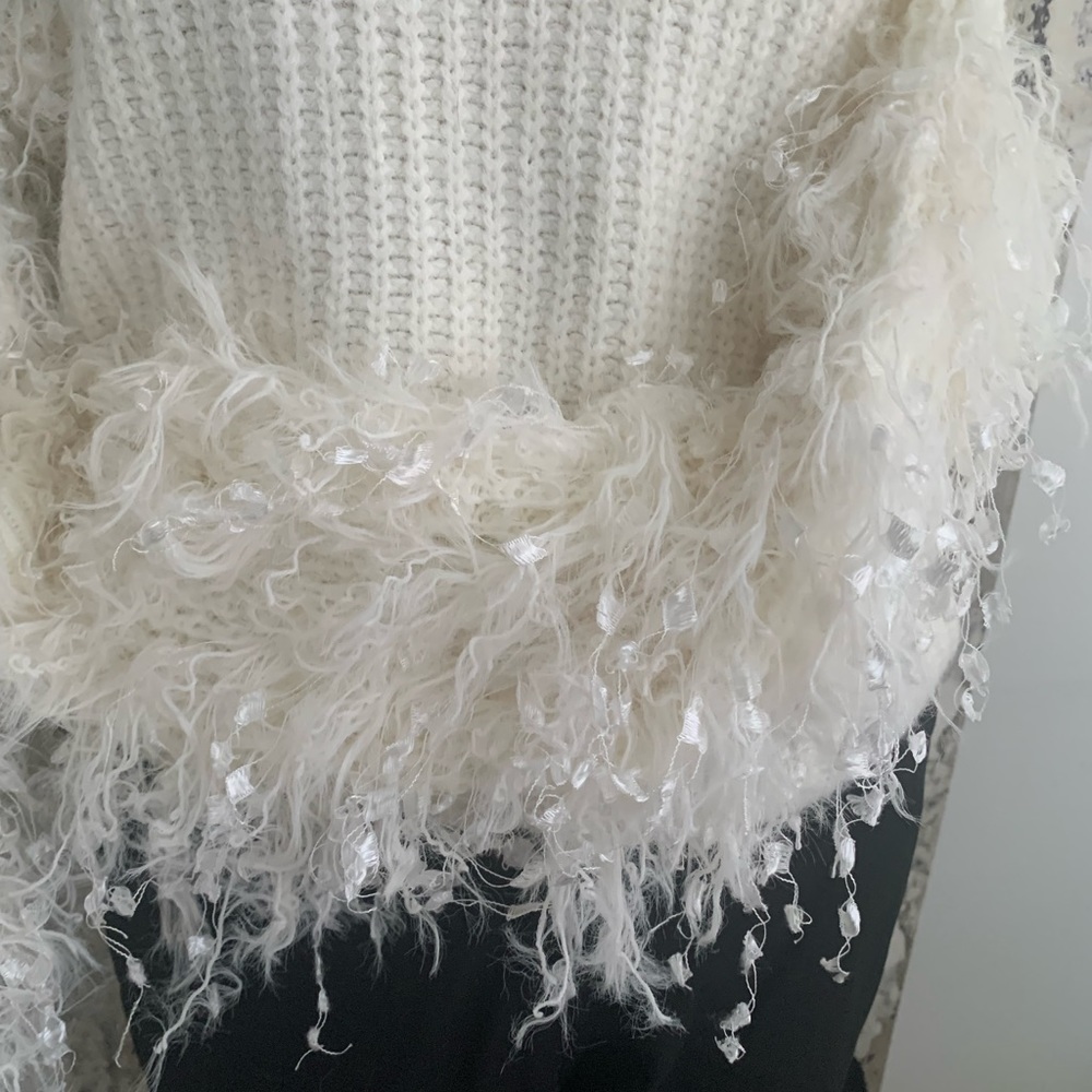 WHITE SWEATIER WITH LACE AND FEATHER DETAIL PERFECT FOR WINTER ! - Picture 2 of 6